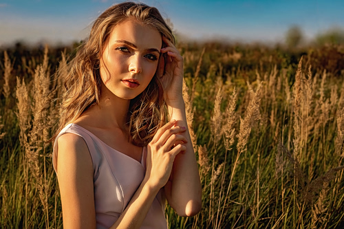 Barn girl blonde: Η πιο φυσική απόχρωση ξανθού που θα συναντήσετε φέτος