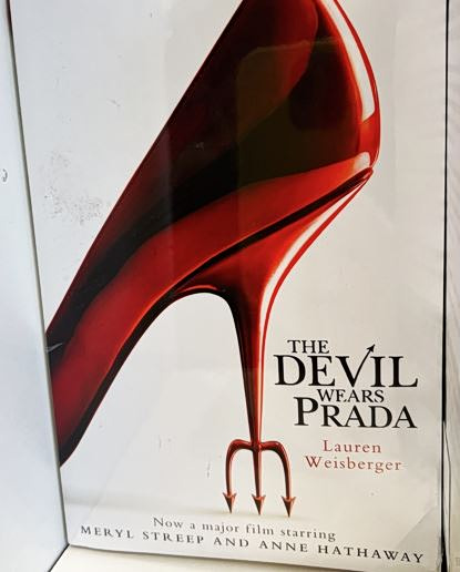 Όταν η συγγραφέας του “Ο διάβολος φοράει Prada” δούλευε δίπλα στην Άννα Γουίντουρ