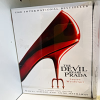 Όταν η συγγραφέας του “Ο διάβολος φοράει Prada” δούλευε δίπλα στην Άννα Γουίντουρ