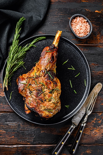 Ψητό ζουμερό κατσικίσιο μπούτι στο φούρνο με δεντρολίβανο