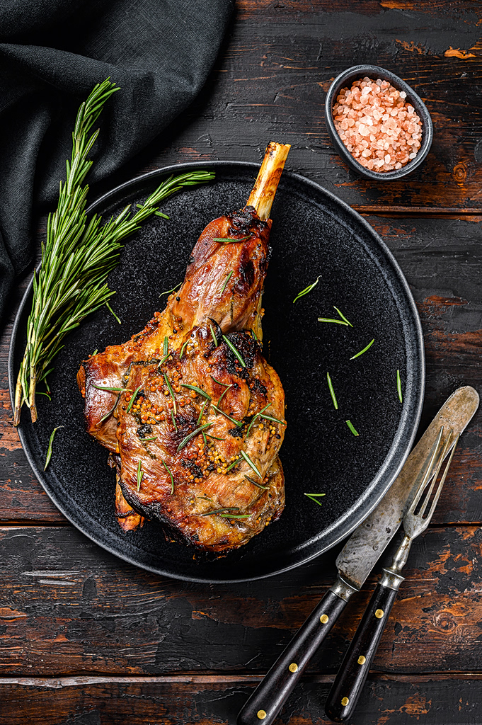 Ψητό ζουμερό κατσικίσιο μπούτι στο φούρνο με δεντρολίβανο