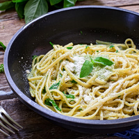 Λιγκουίνι με βασιλικό και παρμεζάνα