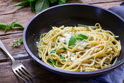 Λιγκουίνι με βασιλικό και παρμεζάνα