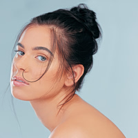 Messy bun: 4 τρικ για να το τελειοποιήσετε