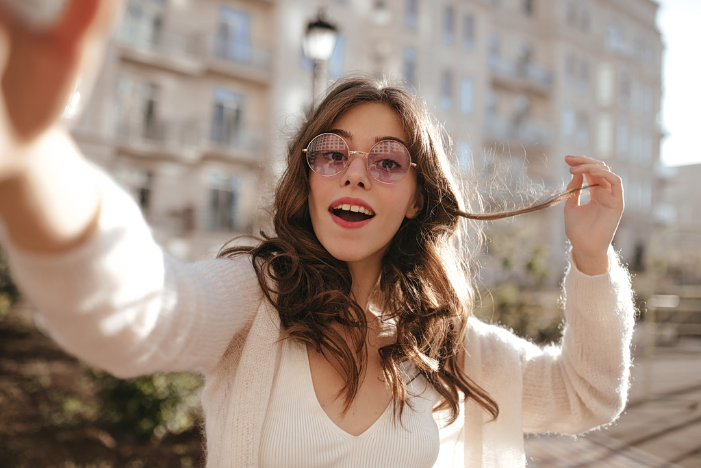 Milky brunette: Η πιο cool καστανή απόχρωση της άνοιξης