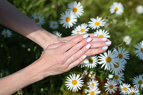 Ετοιμάζεστε για ταξίδι; Αυτά είναι τα nail designs για να υιοθετήσετε