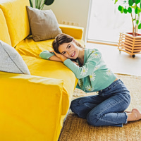 Στάση σώματος: Πώς το να καθόμαστε έστω και λίγο στο πάτωμα μπορεί να τη βελτιώσει