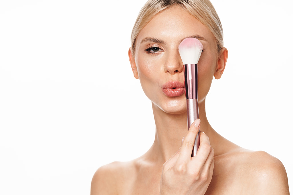 Sunkissed blush: Η τάση που θα σας χαρίσει ηλιοκαμένη λάμψη στο πρόσωπο