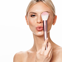 Sunkissed blush: Η τάση που θα σας χαρίσει ηλιοκαμένη λάμψη στο πρόσωπο