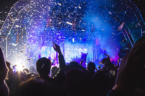 Καταστροφικό kiss cam: «Με κορόιδεψε» λέει η γυναίκα του σκανδάλου των Coldplay