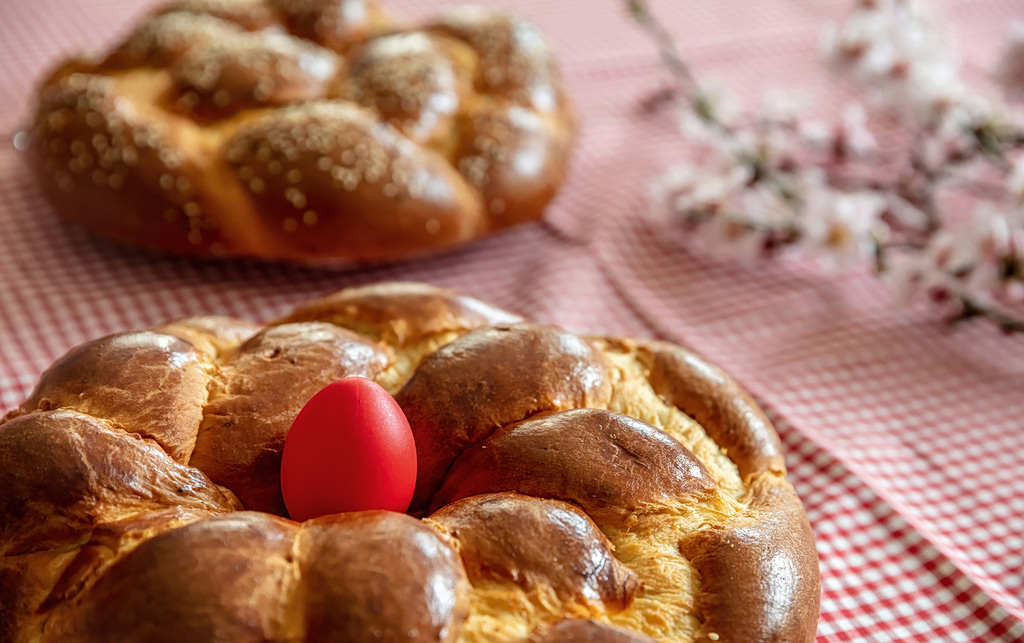Πασχαλινό τσουρέκι με μαστίχα