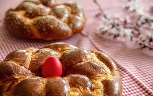 Πασχαλινό τσουρέκι με μαστίχα