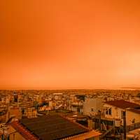 «Πορτοκαλί» ουρανός στην Ευρώπη – Πώς η σκόνη πλήττει υγεία και περιβάλλον