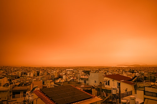 «Πορτοκαλί» ουρανός στην Ευρώπη – Πώς η σκόνη πλήττει υγεία και περιβάλλον