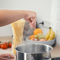 Ποιοι το «παρακάνουν» με το αλάτι; Νέα μελέτη αποκαλύπτει