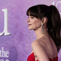 Σε ρόλο-έκπληξη η Αν Χάθαγουεϊ – Δείτε το 2ο τρέιλερ της νέας ταινίας που παίζει!