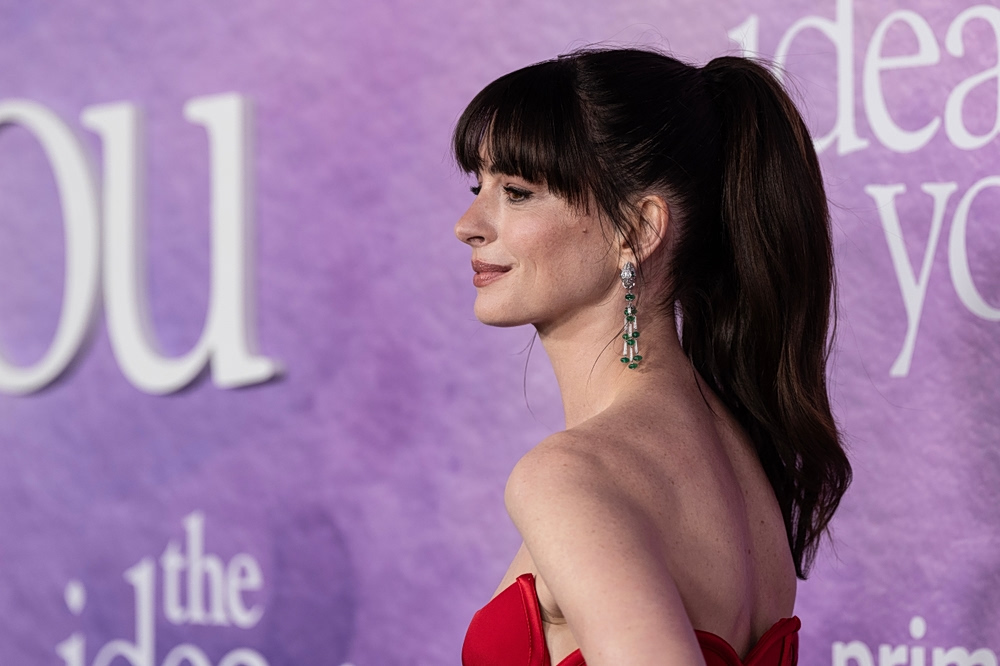 Σε ρόλο-έκπληξη η Αν Χάθαγουεϊ – Δείτε το 2ο τρέιλερ της νέας ταινίας που παίζει!