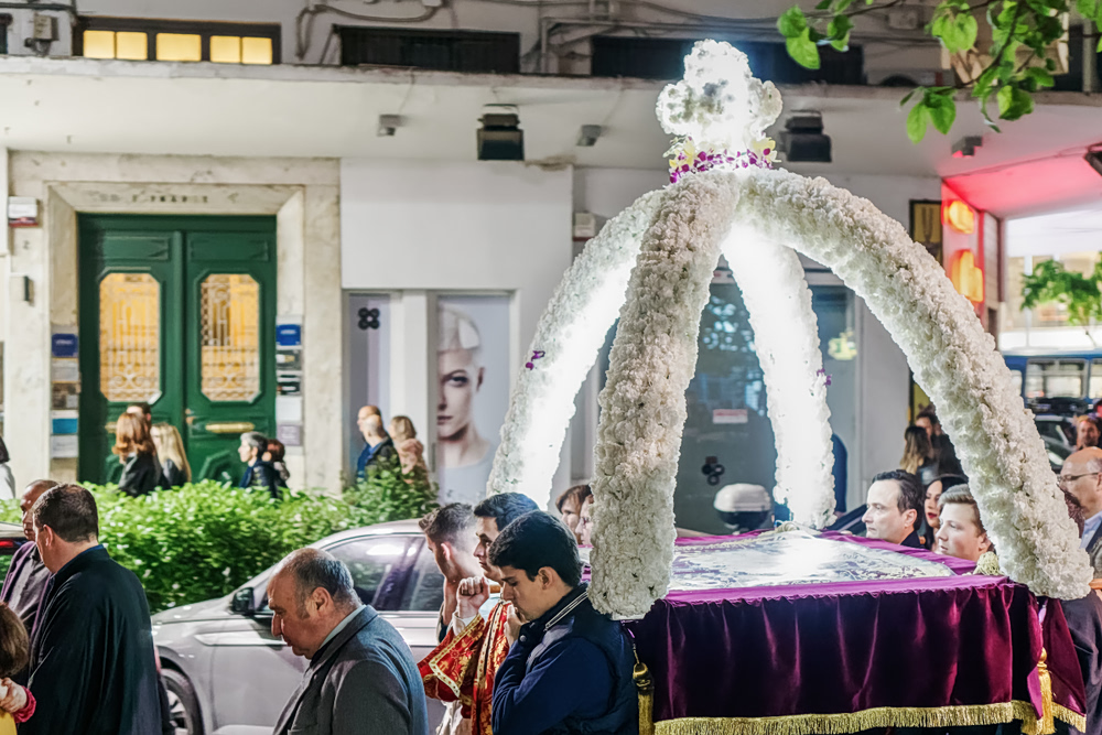 Μεγάλη  Παρασκευή: Γιατί περνάμε κάτω από τον Επιτάφιο;