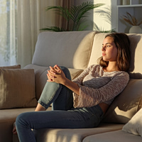 Πολλοί γύρω σας, αλλά… νιώθετε μόνοι; Η «σιωπηλή» ασυμμετρία που επιβαρύνει την καρδιά