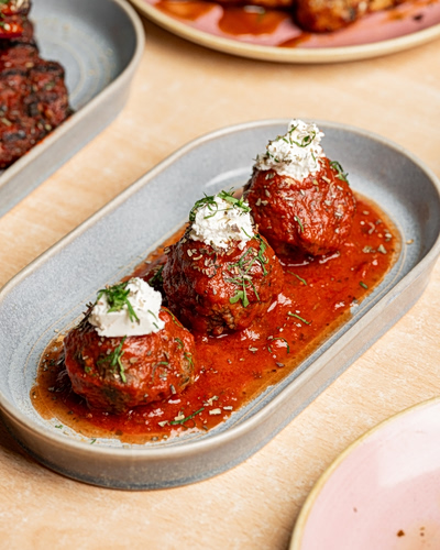 Κεφτέδες κοκκινιστοί με φέτα