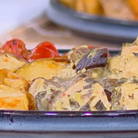 Τηγανιά κοτόπουλο με μανιτάρια, μουστάρδα & γιαούρτι