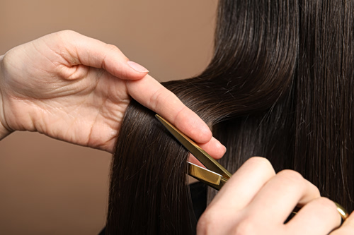 Έχετε πυκνά μαλλιά; Αυτά είναι τα ιδανικά κουρέματα για εσάς