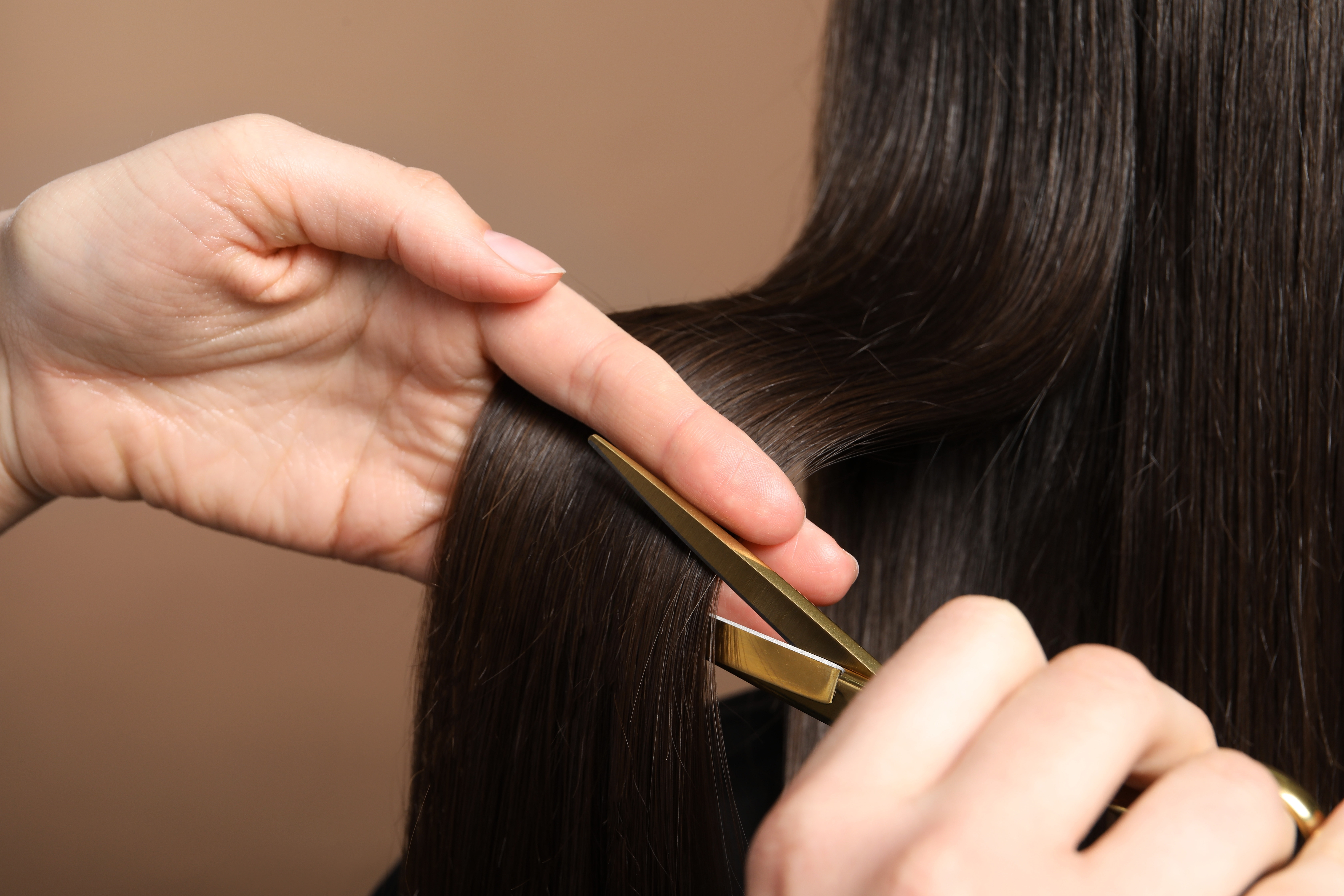 Έχετε πυκνά μαλλιά; Αυτά είναι τα ιδανικά κουρέματα για εσάς