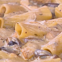 Ζυμαρικά με βελούδινη κρέμα, μανιτάρια & κοτόπουλο