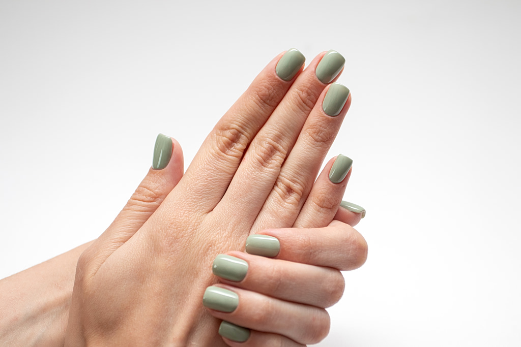 Matcha nails: Η τάση στα νύχια που είναι εμπνευσμένη από το δημοφιλές τσάι