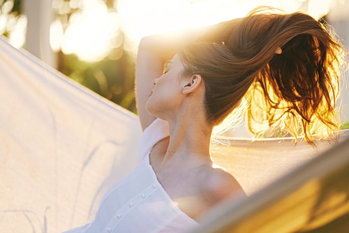 Mood boosters: Φυσικοί τρόποι να «ξεγελάσετε» τον εγκέφαλό σας