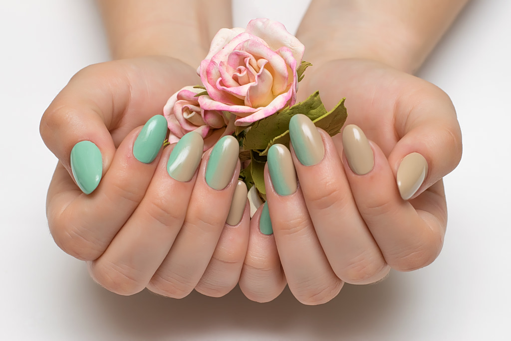 Ombrè nails: Τα σχέδια που αξίζει να υιοθετήσετε τους επόμενους μήνες