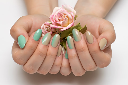 Ombrè nails: Τα σχέδια που αξίζει να υιοθετήσετε τους επόμενους μήνες