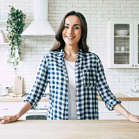 Μικρό αλλά «θαυματουργό»: Tο μωβ φρούτο που κάνει καλό στα οστά