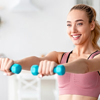 «Pilates arms»: Η απλή άσκηση που υπόσχεται γραμμωμένα χέρια