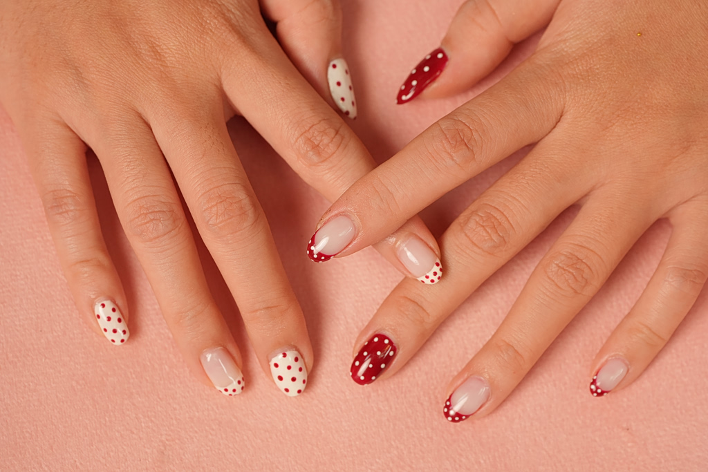 Πουά γαλλικό: Η τάση στο μανικιούρ που θα κατακλύσει τα SoMe