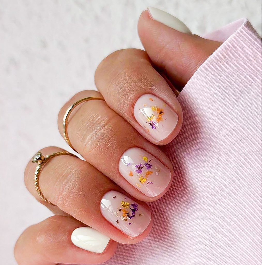 Princess nails: Η τάση που συνδυάζει το κοντό μήκος με τα μίνιμαλ σχέδια στα νύχια