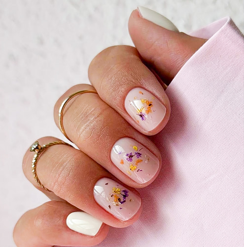 Princess nails: Η τάση που συνδυάζει το κοντό μήκος με τα μίνιμαλ σχέδια στα νύχια