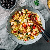 Αρωματική σαλάτα με κριθαράκι και ρεβύθια