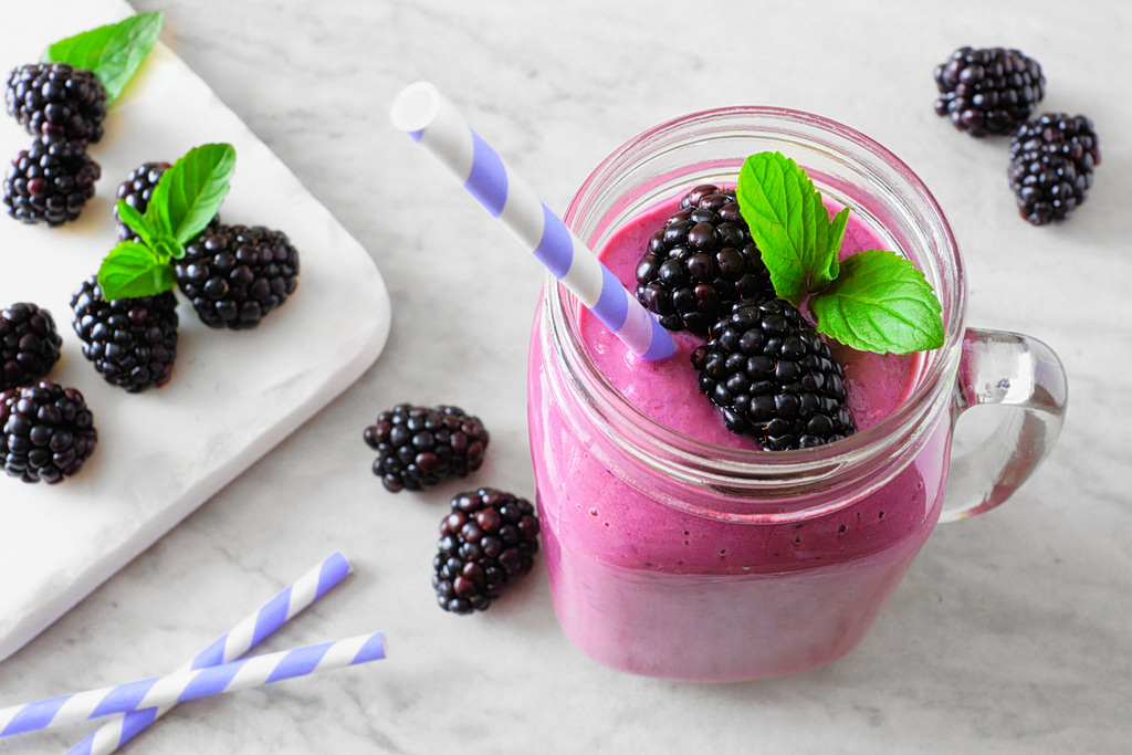 Smoothie με βατόμουρα και μήλο