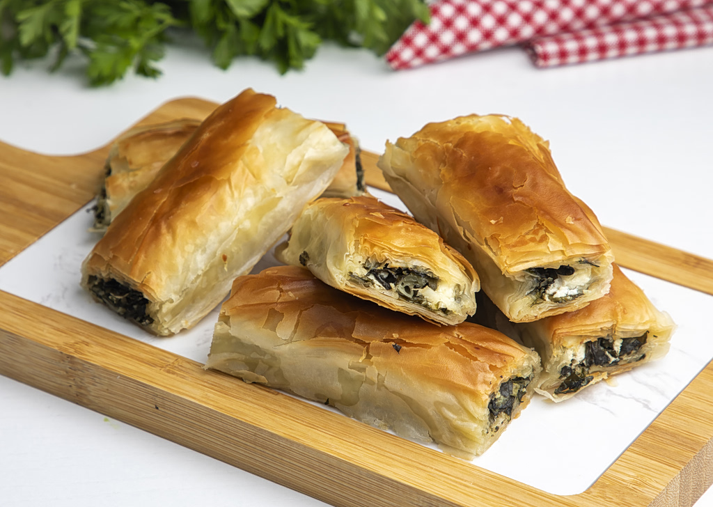 Σπανακοπιτάκια με σαλάτα ντομάτας