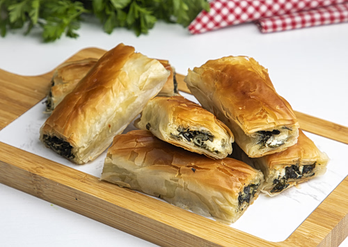 Σπανακοπιτάκια με σαλάτα ντομάτας