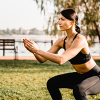 Γιατί το Spanish squat χτίζει δυνατά πόδια χωρίς να επιβαρύνει τα γόνατα