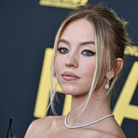 Sydney Sweeney: Γύρισε πίσω στο κυματιστό bob haircut της