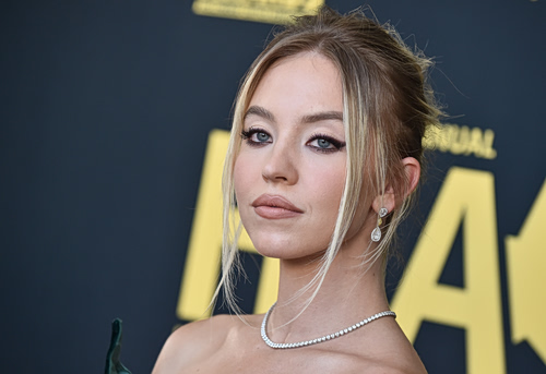 Sydney Sweeney: Γύρισε πίσω στο κυματιστό bob haircut της