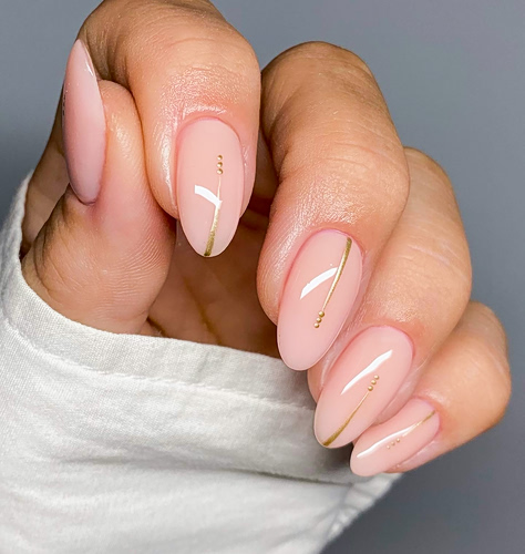 Η nail artist της Sabrina Carpenter μοιράστηκε τις 3 top τάσεις στα νύχια για τη φετινή άνοιξη