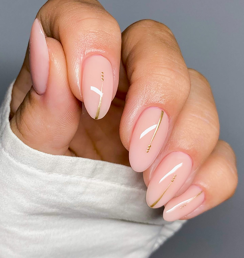 Η nail artist της Sabrina Carpenter μοιράστηκε τις 3 top τάσεις στα νύχια για τη φετινή άνοιξη