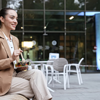 Ώρα για μεσημεριανό: Ποια θεωρείται η ιδανική για περισσότερη ενέργεια και καλύτερη διάθεση;