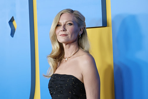 Χωρίστρα στο πλάι: 5 hair looks των stars που είναι έμπνευση