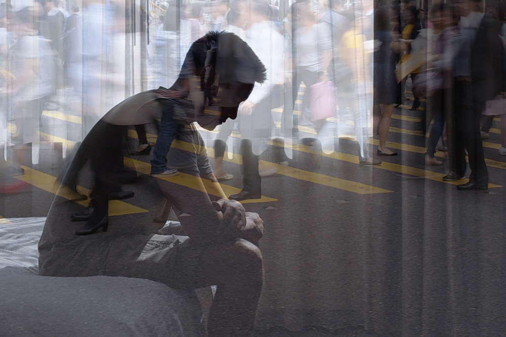 Η γενιά που ξέρει να “φαίνεται”, όχι να “δένεται”