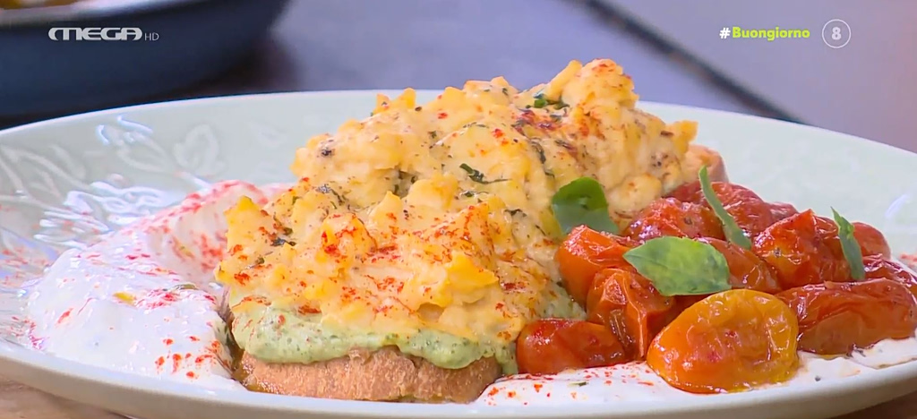 Αυγά scrambled με προζυμένιο ψωμί και αβοκάντο